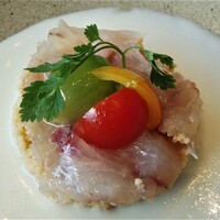 イリエスケープ - 石川県産スズキのマリネ　新玉ねぎのソース　クスクス