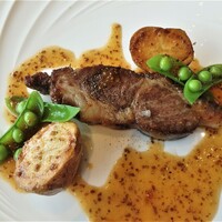 イリエスケープ - 豚肩ロースのコンフィ　マスタードソース　新じゃがいもを添えて