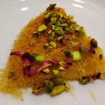 アラブ料理専門店 七つの丘 SEVEN HILLS - クナーファ切り分け