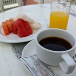 MaxOne Hotel Dharmahusada - この日の朝食はコーヒーとフルーツだけにしました。