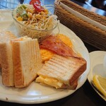 カフェピーベリー - モーニングホットサンド  ハムと玉子のやつ