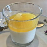 プロヴァンスの日曜日 - ヨーグルトとミルクのプリン、柑橘ソース