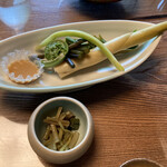 山菜川魚料理 湯谷亭 - 姫筍と山菜、手前は山葵菜