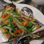 Warung Laota - 料理写真:水槽の中の活きたハタを料理