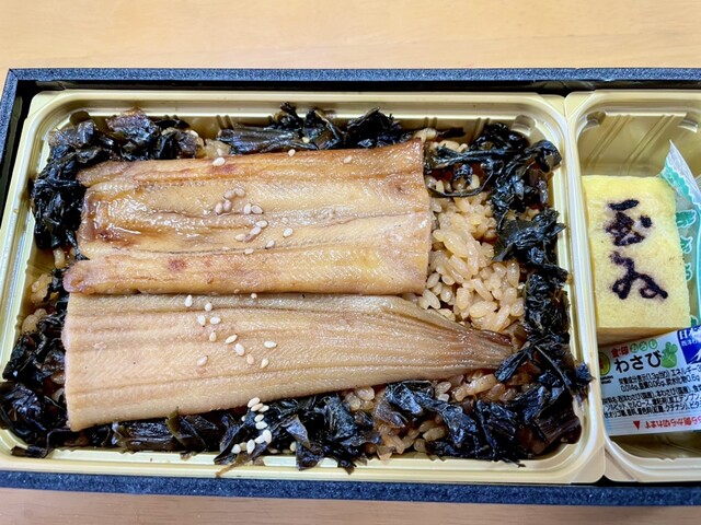 Hộp anago 中箱, nửa hấp nửa nướng