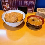 Tonkatsu Tarou - ４枚カツ丼、カツ丼は５枚