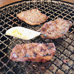 南大門 - 網の上で大事に育てたカルビ（笑）