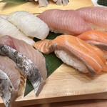 沼津魚がし鮨 流れ鮨 - えんがわ、ぶり、さわら、特選サーモン