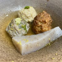 平ちゃん - おでん盛り合わせ：イワシとセリのつみれ、軟骨入りのつくね、黒米こんにゃく、自家製きんぴらのがんも