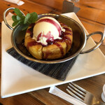 人と木 - フレンチケーキ。バニラアイスとブルーベリーソースとベストマッチです！