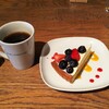 BLUE BOOKS cafe - 季節のタルト(ブルーベリーとイチゴ)とセットのコーヒー
