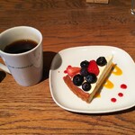ブルーブックスカフェ - 季節のタルト(ブルーベリーとイチゴ)とセットのコーヒー
