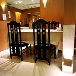 北京料理桂蘭 - 1階の南側にあるテーブル席です。シックでモダンな趣きです。