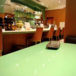 北京料理桂蘭 - 座った席(緑のテーブル)から見た1階のカウンター席になります。清潔感がありとてもお洒落です！！