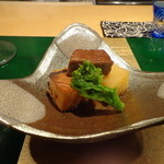 野嵯和 - 「ジャガ・ブリ・アン」は鰤とジャガイモの炊き合わせにシャトーブリアンの組み合わせ。