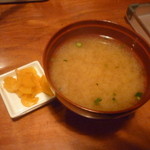 アルバトロス - カツ丼に付いてくる味噌汁、漬物