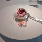 レストランひらまつ 広尾 - ベースはアイスクリーム、中身は苺ソース