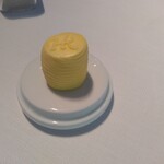 レストランひらまつ 広尾 - オーナーのイニシャル入りバター