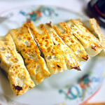 味の大王 - ✽ 餃子450円　巻くような変わった包み方の餃子ですが、餡も焼き方もとってもいい感じでビールが進みました。