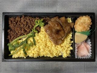 吟米亭 浜屋 - とりそぼろ弁当　６５０円　(2021/12)