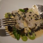 レフェルヴェソンス - 真魚鰹と自家製キャビアのブールブラン モリーユ茸 春の豆
