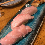 握りと串天ぷら 六 - 手前から大トロ・カマトロ・金目鯛・穴子