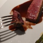 レフェルヴェソンス - 京都産・鴨胸肉を東京檜原村のミズナラで焼いて ソース・ヴァンルージュ アスパラガス