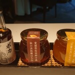 レフェルヴェソンス - （左から）ボカ（サトウキビ糖）、愛知県佐田岬半島 秋の浜栴檀はちみつ、愛媛産 非加熱・天然「甘夏の花」はちみつ