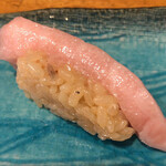 握りと串天ぷら 六 - 酢飯は赤酢のブレンド