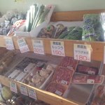 八紘学園 農産物直売所 - 【2013年02月】コンパクトな店内。