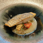 IZA - 10.PESCE  クロダイにもずく、アサリ。もずくを麺に見立てたボンゴレビアンコだそうです。