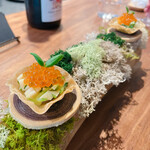 IZA - 1.タルト　イクラに春の山菜うるい、サワークリームで爽やかな味わい。