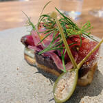 IZA - 9.スモーブロー　ライ麦パンの北欧のオープンサンドだそうです。鮮度の良いカツオがメイン、林檎のコンフォートにハーブ。