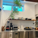 IZA - 席の正面、キッチンに座っている感じ。