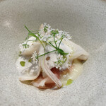 IZA - 6.イカ　生で食べられるヤリイカに軽く火を通しています。コリアンダーの花は連売で見つけた物だそうです。パクチーより癖がなく爽やか。