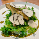 IZA - 4.サラダ　サマートリュフ、蜂蜜のソース。このアワビは時間をかけて仕込まれているそうで柔らかく旨味が濃いです。