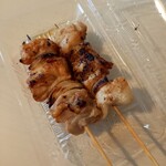 なまっているおじさんの店 ジャンボやきとり幸成 - ジャンボ焼き鳥 1本140円