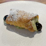 IZA - 15.カンノーリ　小さな筒と言うイタリアの郷土菓子。ピスタチオのクリームにアマレーナチェリー。