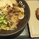 Hanamaru Udon - 牛肉うどんと唐揚げ