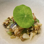 IZA - 13.鮎　日本の郷土料理の“冷や汁”。ライムとオリーブオイルを使いイタリアンに。ナスタチウムの葉が印象的です。