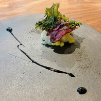 IZA - 2.赤エビ　トレビスやフォアグラにアップルマンゴー。魚介にフルーツが見事に合います。