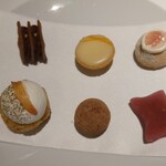 レフェルヴェソンス - （左上から時計回りに）生姜のショコラ、林檎とローズマリーのシュー、桜の花の塩漬、苺の求肥包み、酒粕トリュフ、ポルポロン（蜜柑とメープルシロップ）