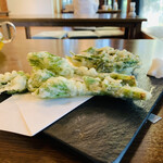 ふく田 - 季節の野菜天ぷら一皿目：タラの芽、お茶の葉
