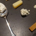 レフェルヴェソンス - 長野 アトリエ・ド・フロマージュのブルーチーズと味醂の絞り粕、佐賀 ナガシマファームのホエイチーズ（ブラウンチーズ）、（スプーン）長野 清水牧場のフレッシュチーズ、クワルクと「甘夏の花」はちみつ