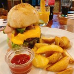 ALBERT'S British Dining Hotel Wellies Karuizawa - The cheeseburger, also served at lunch, excites kids!
