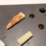 レフェルヴェソンス - （上から）岡山 吉田牧場の焼きカチョカヴァッロとボカ（サトウキビ蜜）、同 ハードチーズのマジャクリと秋の浜栴檀はちみつ、（右上）ミントのリキュールで漬け込んだダークチェリーとほおづき