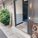 食堂 山小屋 - レコードの看板が目印