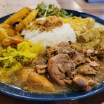 Kyon world curry - 右がタケノコとテンペのココナッツカレー、下が骨つきチキンカレー、左がエビの汁カレーだよ～(｡･ω･｡)