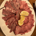 焼肉 京城園 - 左上ハラミ、右上タン