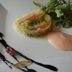 葉山庵Tokyo - 旬の野菜とサーモンのテリーヌ生姜風味　完熟トマトのムースと野草のサラダ添え